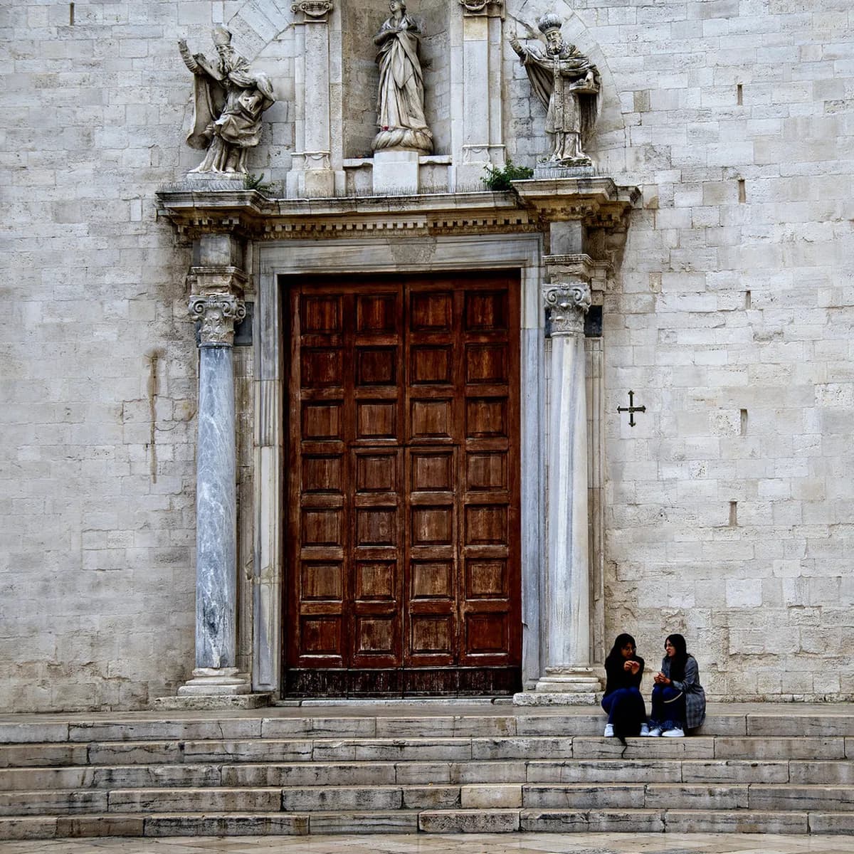 Bari Vecchia Old Town Walking Guide: 10 Essential Tips & Stops