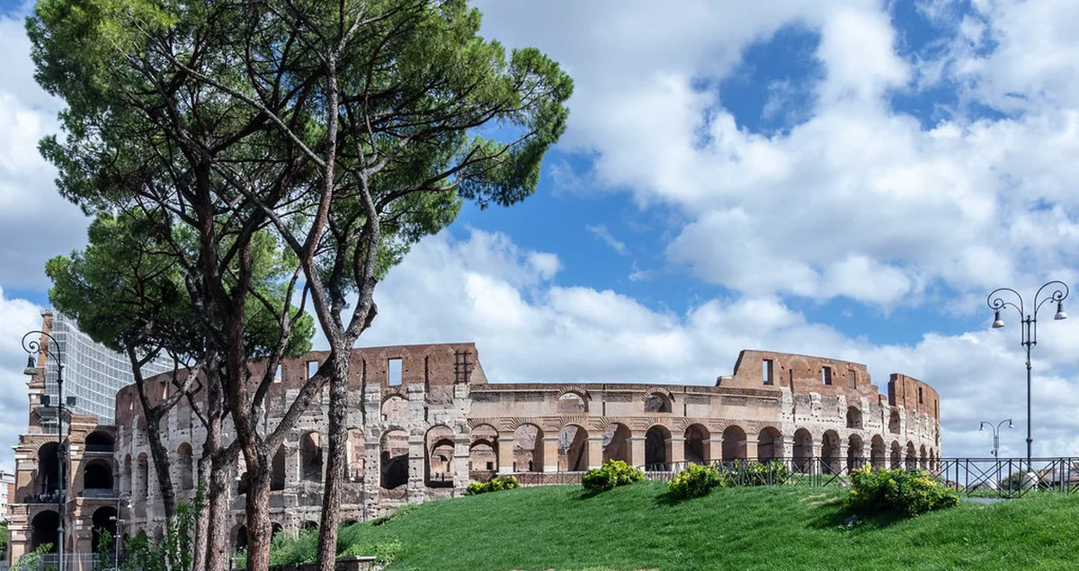Hidden Many Travelers in Rome, Italy